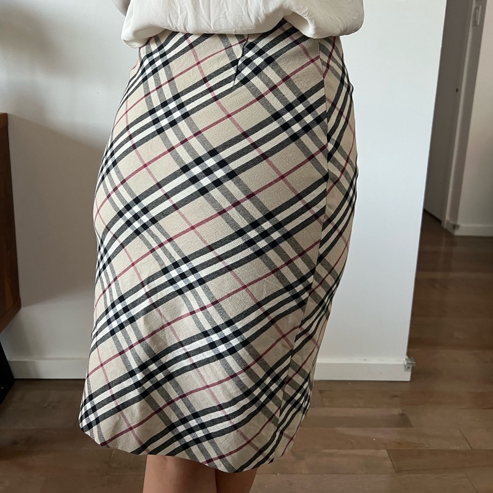 ⭐️Authentic Burberry Check Nova Skirt - Picture 2 of 5